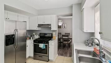 Coffee/tea maker, fridge, microwave, oven