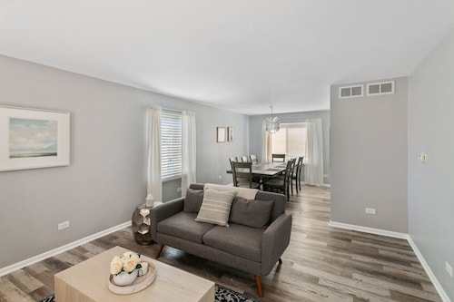 Lovely 3BR Crystal Lake home Nearby park and Lake!