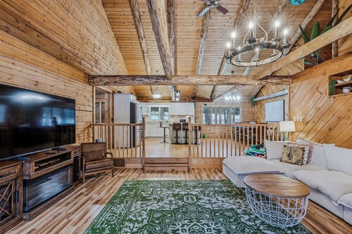 Farm-Adjacent Lodge Cabin with Game Room + Views