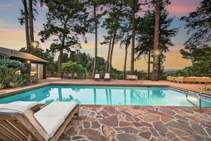 Una piscina al aire libre, una piscina climatizada