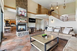 Televisión, chimenea y oficina 