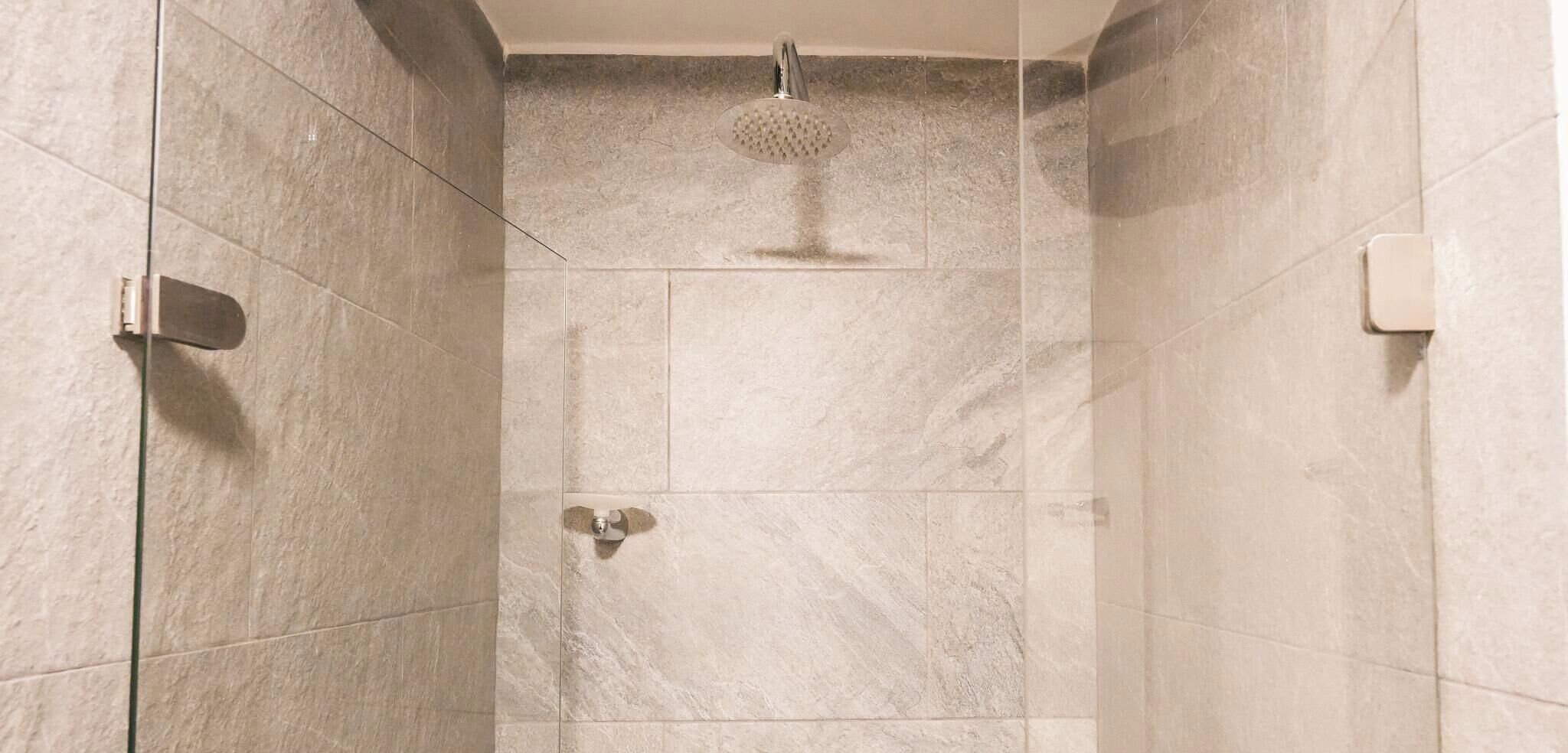 Duplex, vista para o jardim | Banheiro | Chuveiro, secador de cabelo, toalhas de banho, sabonete