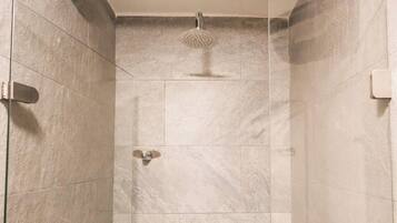 Dupleks, pemandangan kebun | Kamar mandi | Shower, pengering rambut, handuk, dan sabun