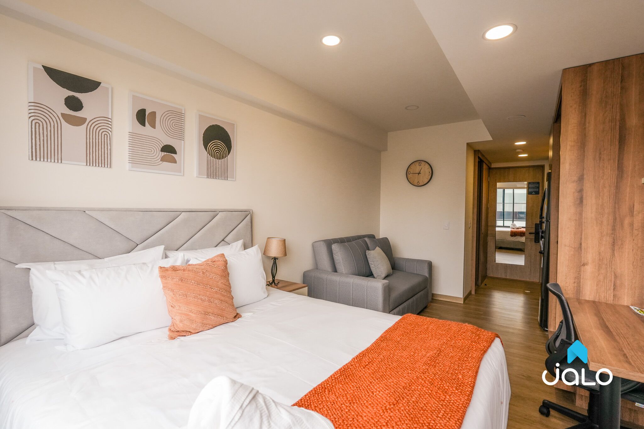 Loft básico, vista para o jardim | Cofres nos quartos, cortinas blackout, ferros/tábuas de passar roupa