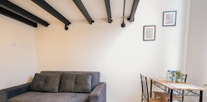 Nhà Duplex, quang cảnh vườn | Khu phòng khách | TV màn hình phẳng 43-inch có truyền hình cáp
