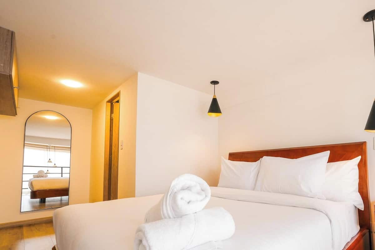 Nhà Duplex, quang cảnh vườn | Két bảo mật tại phòng, màn/rèm cản sáng, bàn ủi/dụng cụ ủi quần áo