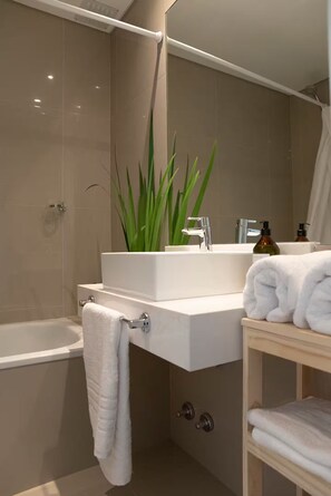 Shower, hair dryer, towels, soap - Luminoso y Moderno en el Vibrante Palermo Queens (Buenos Aires)