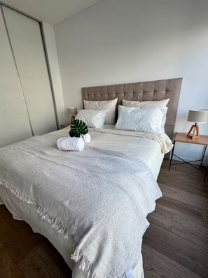 1 habitación, tabla de planchar con plancha, wifi y ropa de cama 