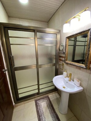 Bañera de hidromasaje, toallas, jabón y papel higiénico