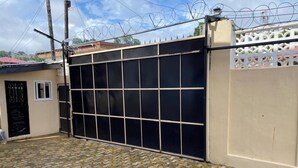 A gated area with a tiled floor and a metal gate. - 8 Bdrm luxury at Secluded Estate with Free 24/7 Solar. No more electricity cost (Freetown)