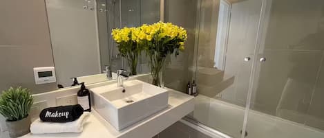 Dusche, Haartrockner, Handtücher, Seife
