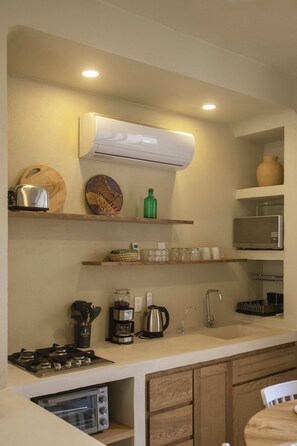Private kitchen - Casa Taormina: 10 guests • Air Conditioning • Safe Neighborhood • La Punta • Starlink (La Barra de Colotepec)