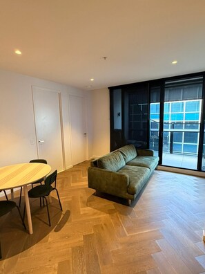 TV - Stylish One-Bed Apt Steps from Albert Park & F1 (Melbourne)