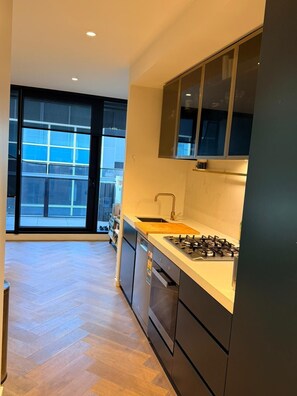 Microwave, oven, stovetop, dishwasher - Stylish One-Bed Apt Steps from Albert Park & F1 (Melbourne)