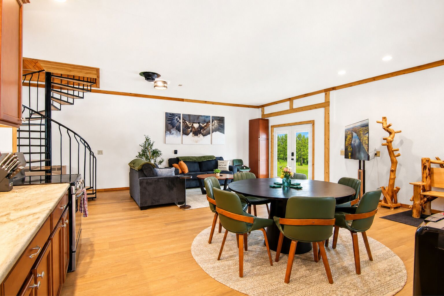 Eine moderne Küche mit Holztischplatte, einem eingebauten Backofen und einer Treppe.