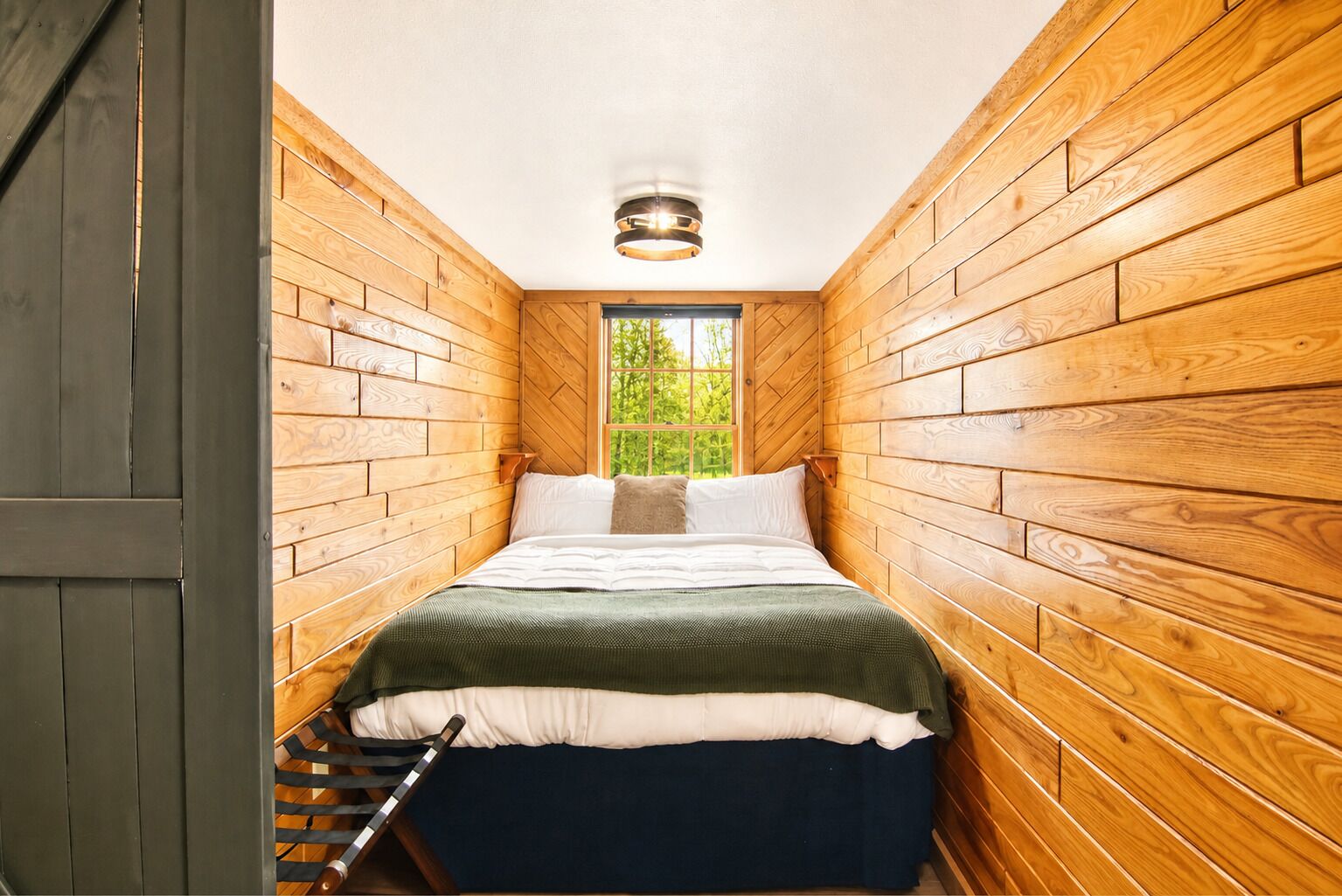 3 chambres, fer et planche à repasser, lit de bébé portatif