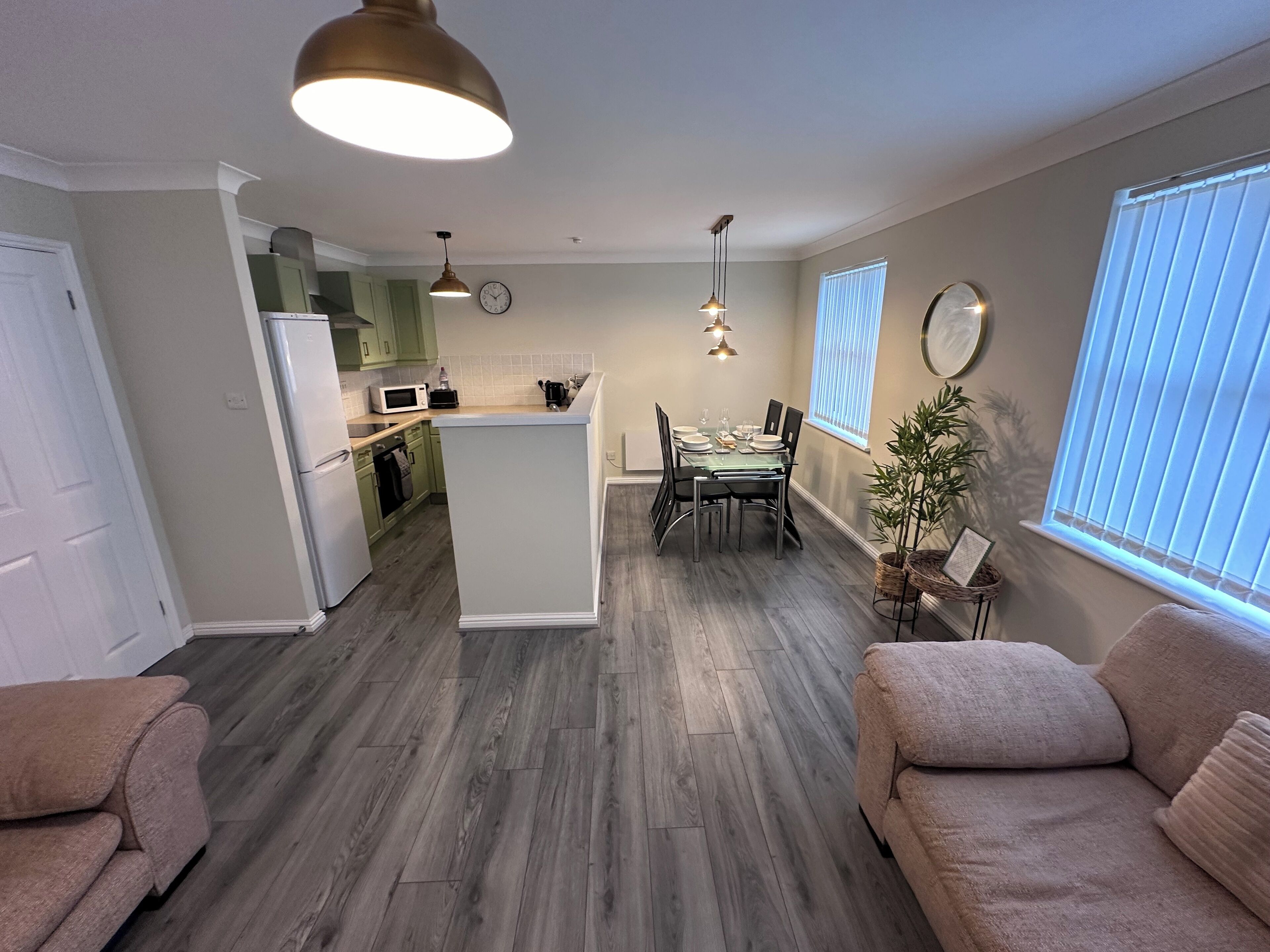 Un appartement moderne comprenant une cuisine, un coin repas et un salon.