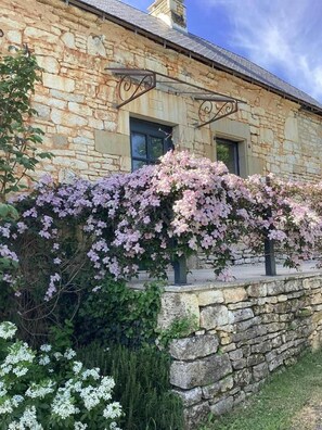 A stone building with a stone wall and a window. - Gîte des Combelles - GIGNAC (GIGNAC)