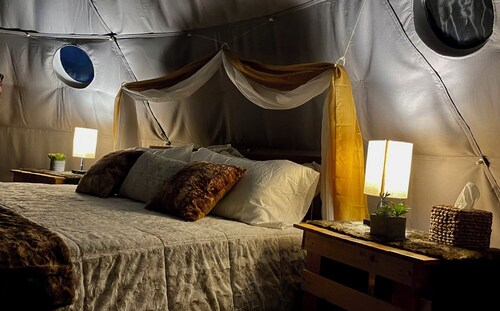 2-person Glamping Dome with Huge bay window and private bathroom!