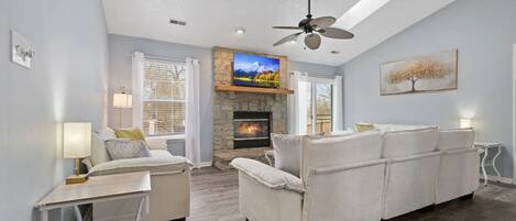 Fernseher, Kamin, Tischtennisplatte