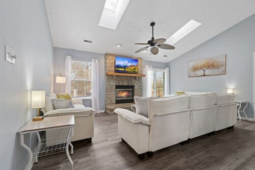 Game Day Haven! Family 3BR Near Grand Park- Pet Friendly!