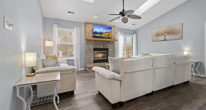 Game Day Haven! Family 3BR Near Grand Park- Pet Friendly!