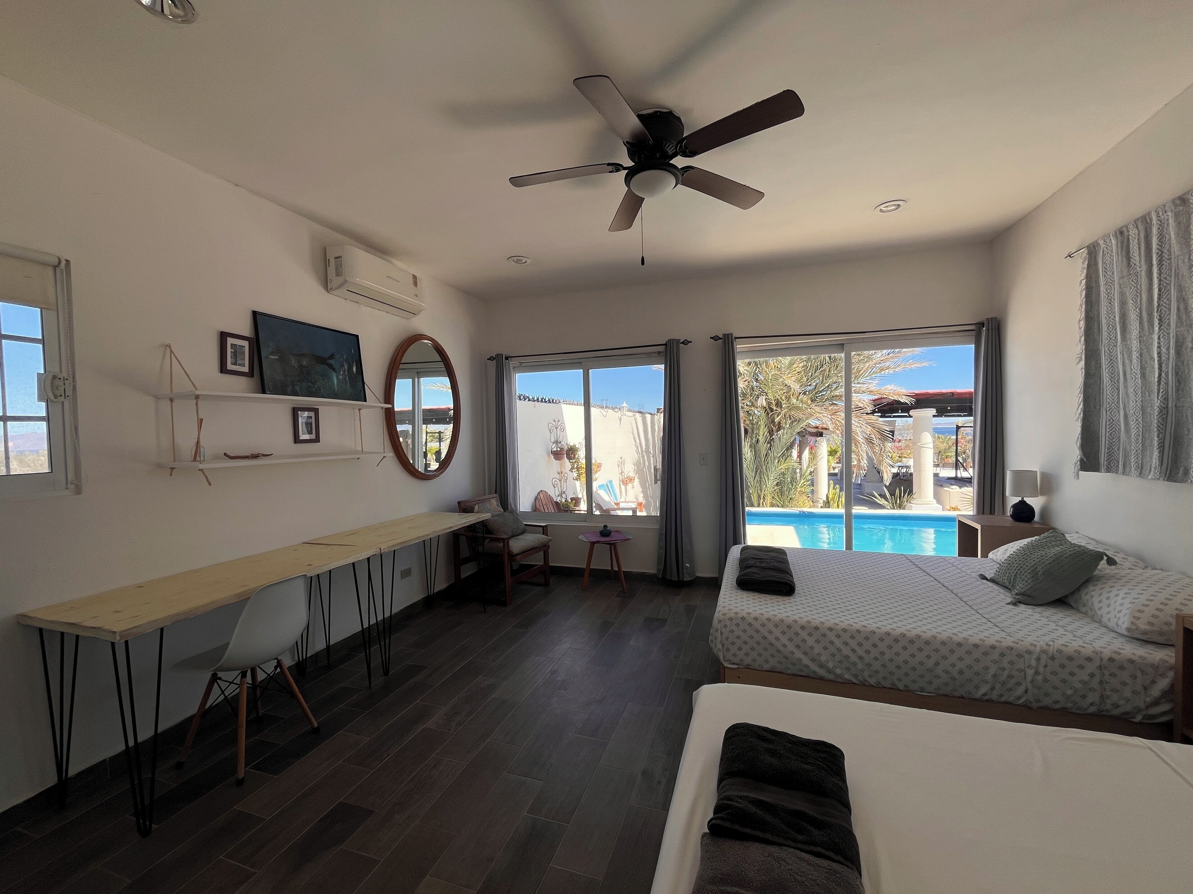 Habitación Deluxe doble, vistas parciales al mar | Escritorio, espacio para trabajar con un portátil, wifi gratis