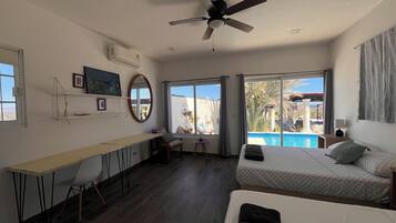 Habitación Deluxe doble, vistas parciales al mar | Escritorio, espacio para trabajar con un portátil, wifi gratis