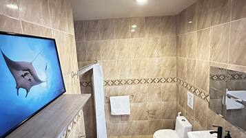 Deluxe Double Room, Sea View | Bathroom | Shower, towels, soap, shampoo