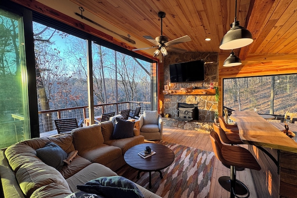 Smart-TV, Kamin, Bücher