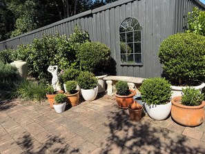 Unclassified image, 4 of 28, button - Adorable one-bedroom studio with a cozy fire pit (Glenbrook)