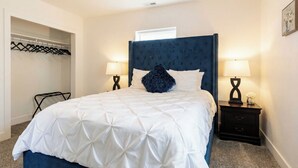 1 bedroom, iron/ironing board, WiFi, bed sheets - Centrally located minutes from ski resorts, airport and Salt Lake City (Sandy)
