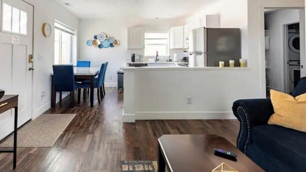 Interior - Centrally located minutes from ski resorts, airport and Salt Lake City (Sandy)