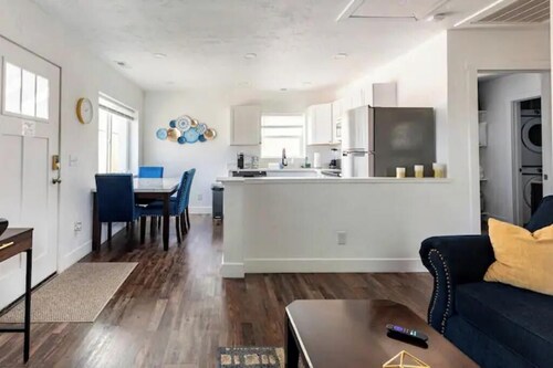 Centrally located minutes from ski resorts, airport and Salt Lake City