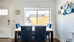 Dining - Centrally located minutes from ski resorts, airport and Salt Lake City (Sandy)