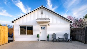Exterior - Centrally located minutes from ski resorts, airport and Salt Lake City (Sandy)