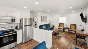 Microwave, oven, stovetop, dishwasher - Centrally located minutes from ski resorts, airport and Salt Lake City (Sandy)