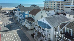 Un hotel frente a la playa con varias construcciones, incluyendo un llamativo letrero que dice 'South Beach'.