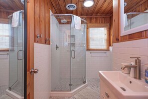 Shower, hair dryer, towels, shampoo - Ocean View Condo Steps to the Beach (Ocean City)