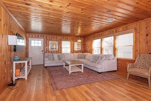 TV, DVD player, offices - Ocean View Condo Steps to the Beach (Ocean City)