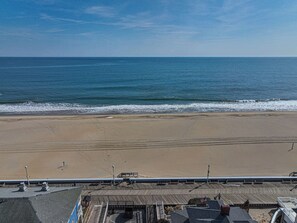 Beach nearby - Spacious Group Retreat Steps to Beach (Ocean City)