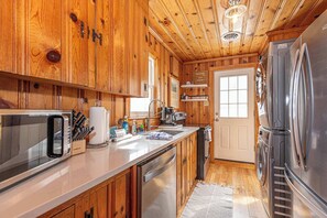 Fridge, microwave, oven, stovetop - Spacious Group Retreat Steps to Beach (Ocean City)