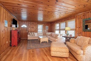 TV, DVD player, offices - Pet Friendly Condo Steps to Beach (Ocean City)