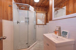 Shower, hair dryer, towels, shampoo - Pet Friendly Condo Steps to Beach (Ocean City)