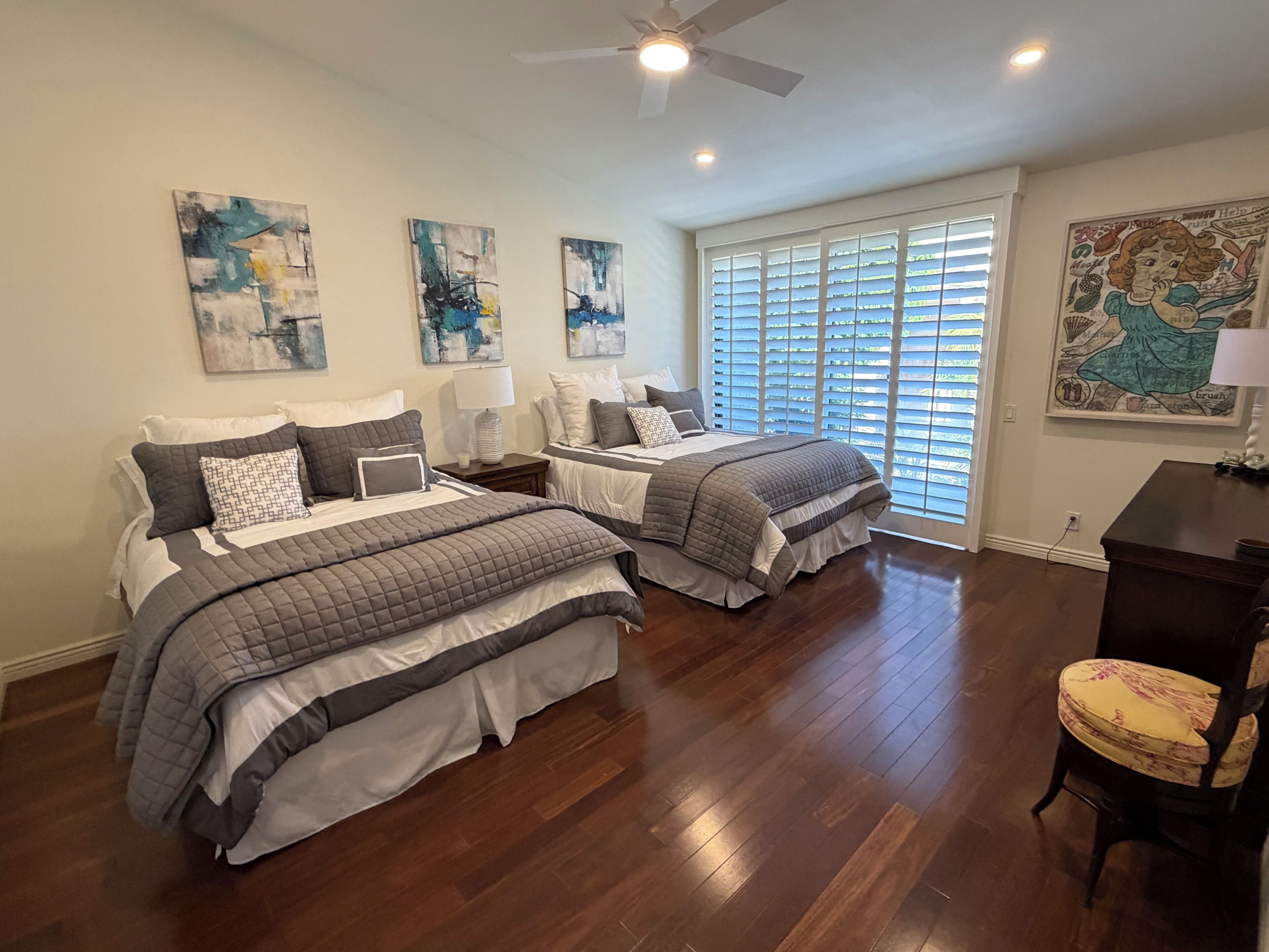 3 عدّة غرف نوم ومكواة/لوح كي وخدمة الإنترنت وملاءات أسرّة