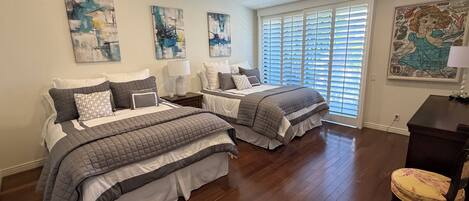 3 عدّة غرف نوم ومكواة/لوح كي وخدمة الإنترنت وملاءات أسرّة