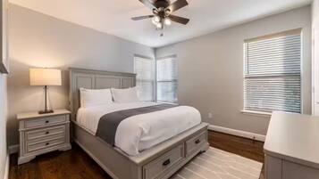 3 habitaciones, tabla de planchar con plancha, wifi y ropa de cama
