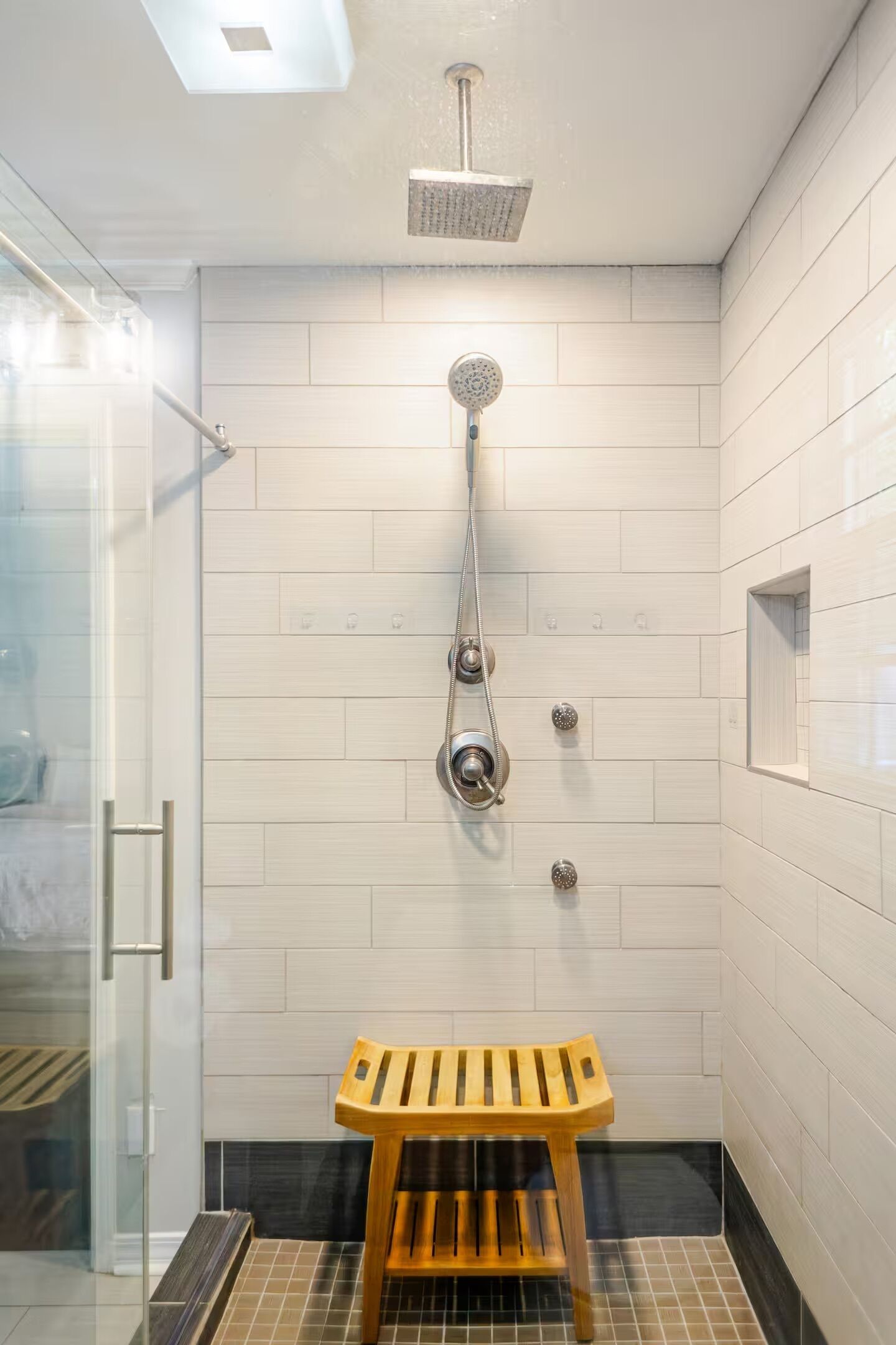 Sèche-cheveux, serviettes fournies, savon, papier toilette