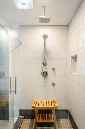 Hair dryer, towels, soap, toilet paper - Luxury Loft w XL Shower. Cozy Condo <R> with Private Courtyard/Dog Run & Laundry (Shreveport)