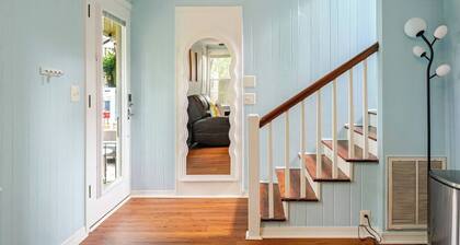 Luxury Loft w XL Shower. Cozy Condo <R> with Private Courtyard/Dog Run & Laundry